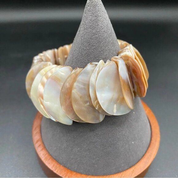 Cream and Tan Colored Mother of Pearl Shell Stretch Bracelet - Picture 3 of 9